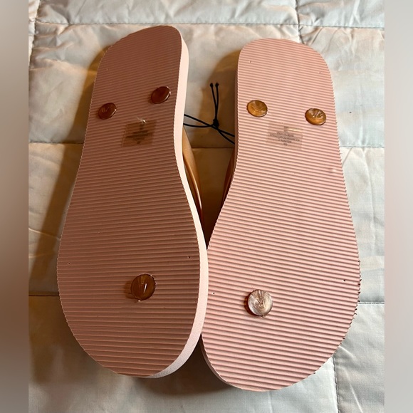 NWT Guess rose gold flops with G logo. Women’s size 9. - Picture 4 of 5